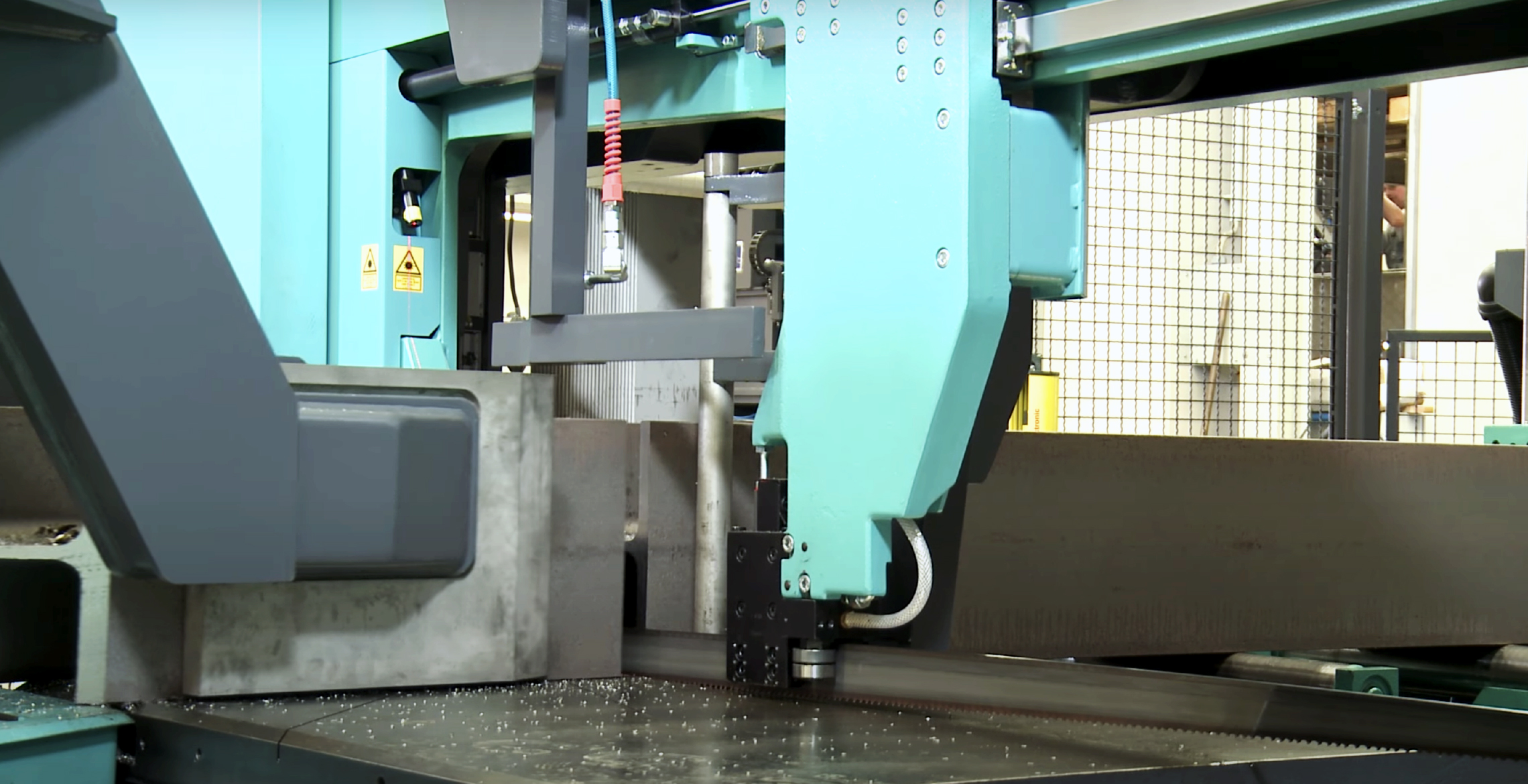 Pieza de metal siendo cortada